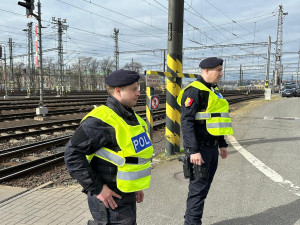 Stovky policistů kontrolují vlaky a nádraží, chtějí tak zvýšit bezpečnost