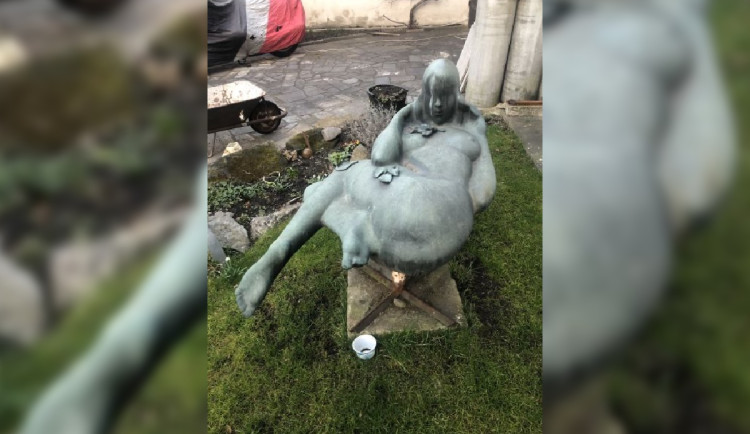 Socha Rosa zmizela ze zahrady v Libni.