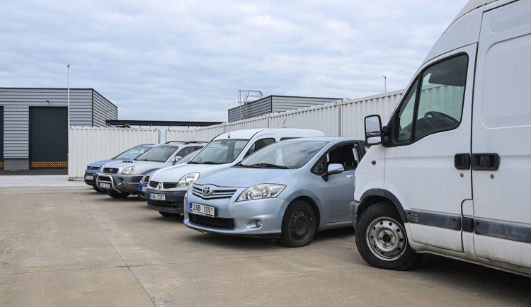 Vozy převeze na frontu nezisková organizace.