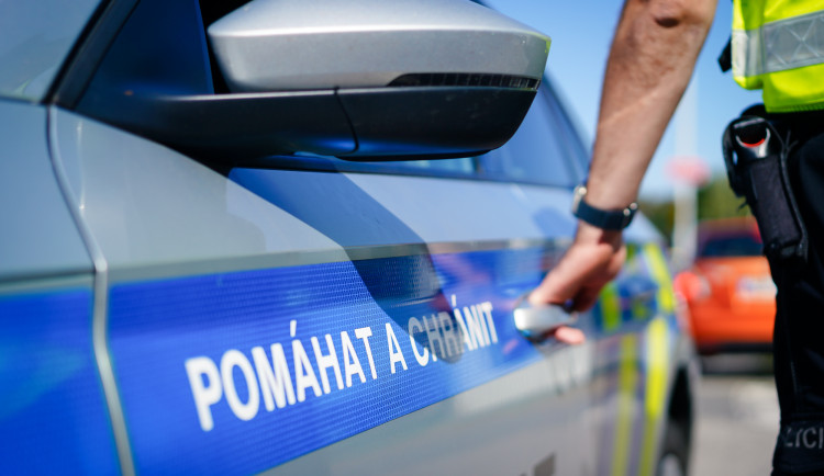 Žena ujížděla před strážníky. Během zběsilé jízdy po nich hodila sáček