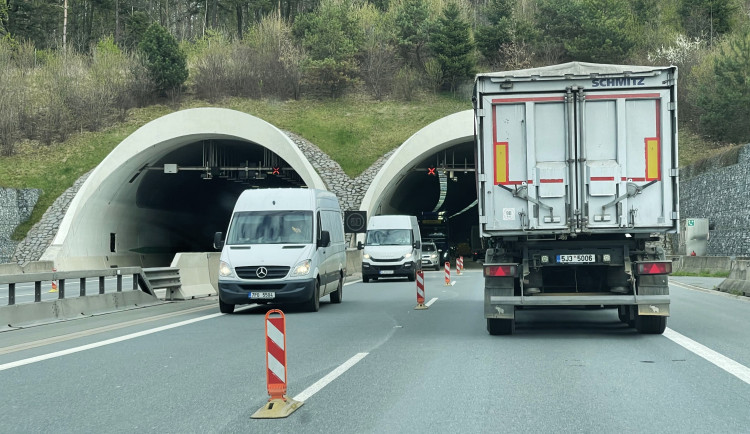 Tunel Valík na dálnici D5 projde v úterý pravidelnou údržbou. Motoristé musí počítat s jeho uzavírkou