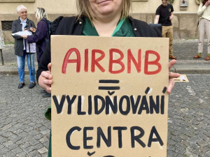 V centru Prahy lidé demonstrovali za omezení krátkodobých ubytování