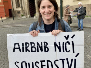 V centru Prahy lidé demonstrovali za omezení krátkodobých ubytování