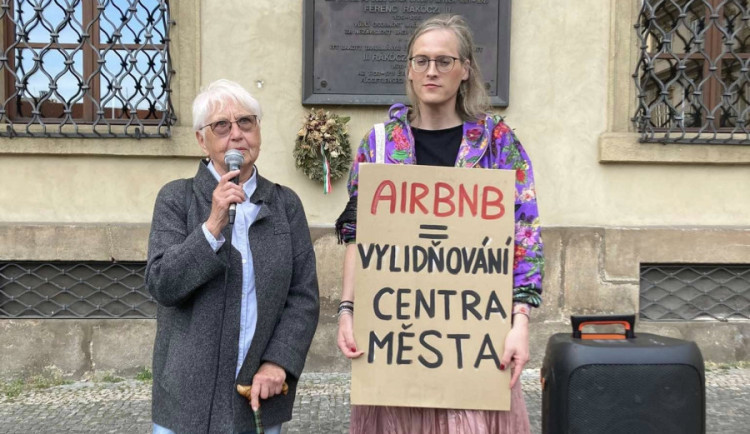 V centru Prahy lidé demonstrovali za omezení krátkodobých ubytování