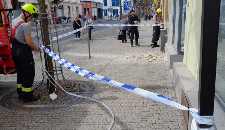 Z římsy domu na velmi rušné Americké třídě se odloupl velký kus omítky a zřítil se na chodník