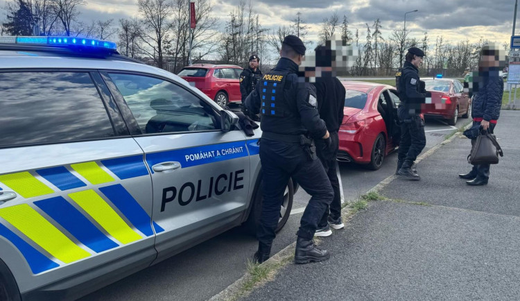 Policisté v dubnu uskutečnili rozsáhlou síť pobytových kontrol cizinců. Hledali padělky dokladů i nelegální pracovníky