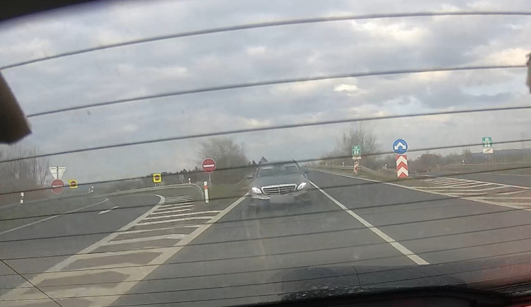 VIDEO: Rychlostí 209 km/h předjel řidič vozu značky Mercedes policejní auto s radarem. Na místě přišel o řidičák