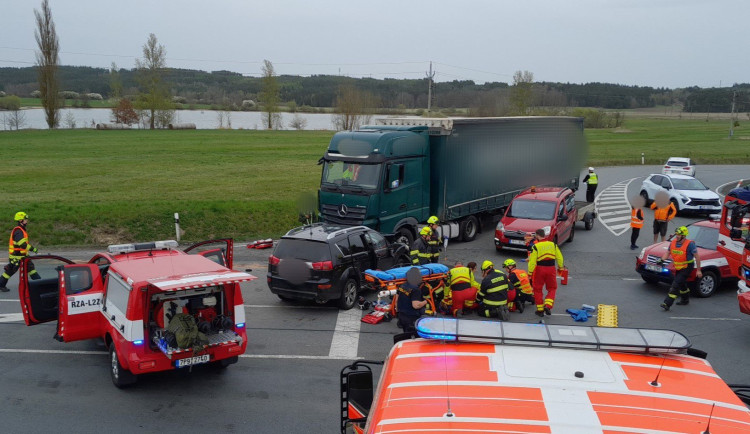 Při střetu kamionu a dvou SUV se zranili čtyři lidé. Záchranáři zasahují večer ještě u dalších vážných nehod