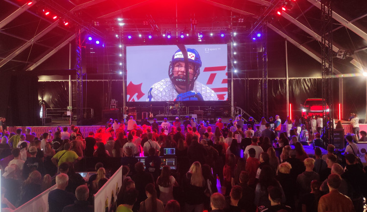 Co dělají Budějce, když Češky rozstřílí Švýcarsko 7:0? Fandí, slaví a chystají se na semifinále