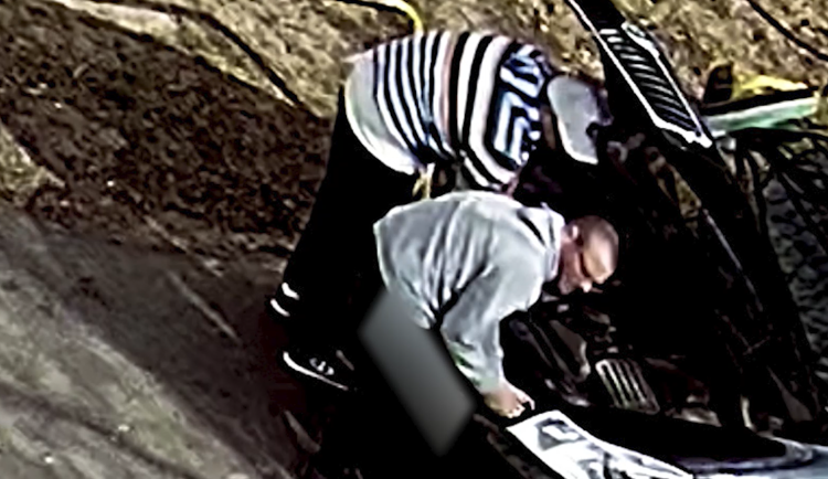 VIDEO: Policie hledá zručné zloděje. Světla ze škodovky ukradli za necelou minutu