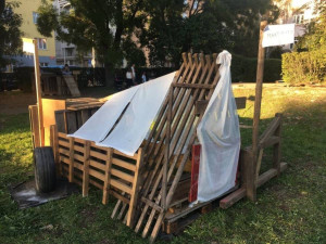 Trojka znovu otevře dobrodružné hřiště, kde si děti pod dozorem lektorů budou moci postavit bunkr nebo domeček