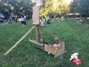 Trojka znovu otevře dobrodružné hřiště, kde si děti pod dozorem lektorů budou moci postavit bunkr nebo domeček