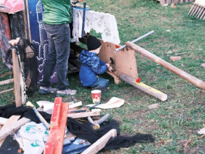 Trojka znovu otevře dobrodružné hřiště, kde si děti pod dozorem lektorů budou moci postavit bunkr nebo domeček