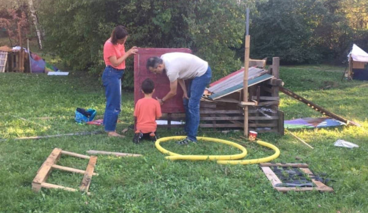 Trojka znovu otevře dobrodružné hřiště, kde si děti pod dozorem lektorů budou moci postavit bunkr nebo domeček