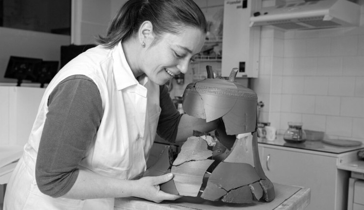 Muzeum Prahy vystaví části zvonu Staroměstské radnice zničeného za války