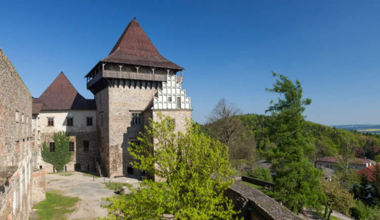Lipnický hrad mění po více než třiceti letech šindelovou střechu věže Samson