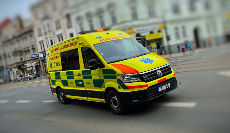 Dveře tramvaje přiskříply ruku nezletilé dívce, pak ji souprava vlekla 150 metrů