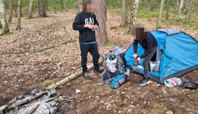 Přes zákaz kempoval mladý pár u Šídlovského rybníka a v lese si rozdělali oheň