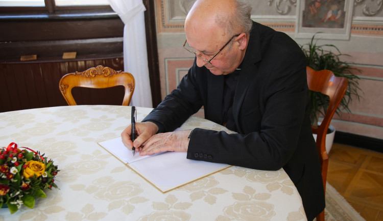 Knihu už podepsal arcibiskup Jan Graubner.