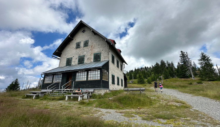 Slavná chata pod vrcholem šumavského Roklanu se opravuje. Hotovo bude v létě 2027