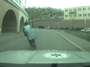 VIDEO: Cyklista dovážkové služby projel červenou, pak se snažil ujet policii