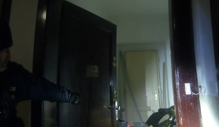 VIDEO: Zloděj se vloupal do bytu, když majitelé spali. Dveře si otevřel kartou