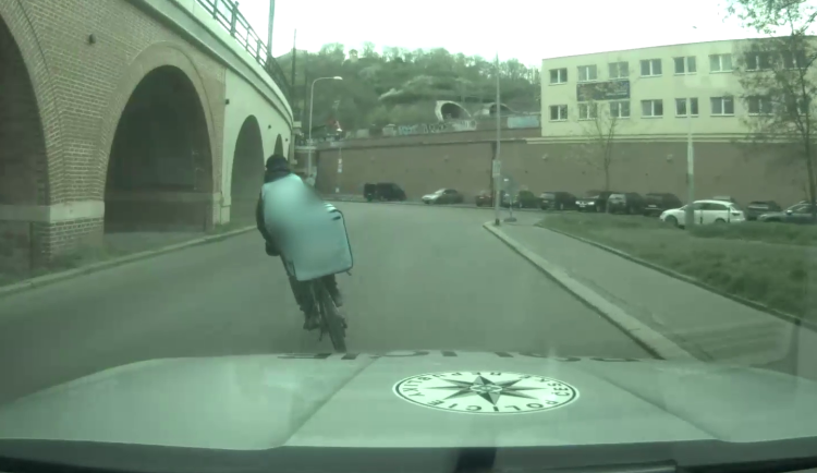 Cyklista se snažil schovat pod karlínským viaduktem.