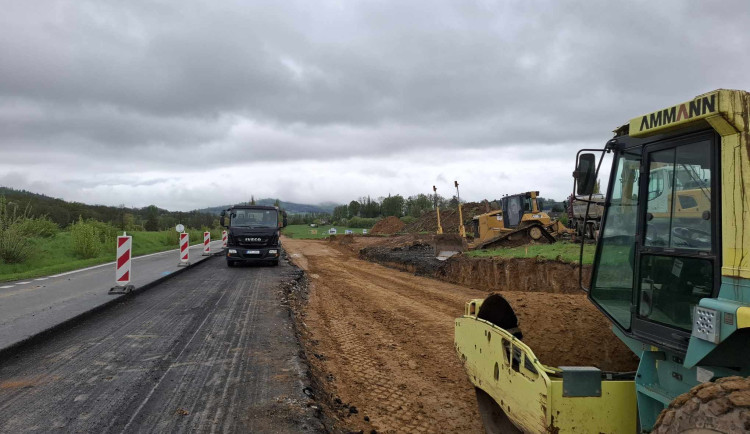 I přes stížnosti zůstává silnice u Koutu na Šumavě průjezdná jen pro náklaďáky