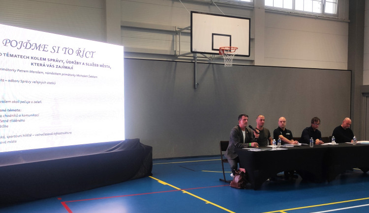 Debata s občany přinesla ostrá slova i přísliby změn