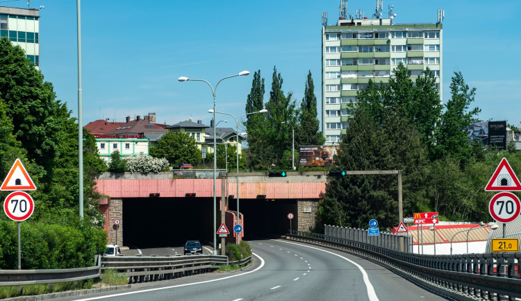 Tunel se v sobotu ve směru na Děčín uzavře. Doprava bude svedena kolem nádraží