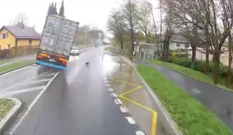 Drama u Staré Vody. Řidič kamionu málem čelně narazil do auta