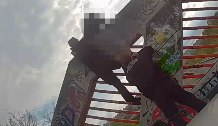 VIDEO: Strážníci pomohli chlapci dostat se z tubusu metra, odkud nedokázal slézt