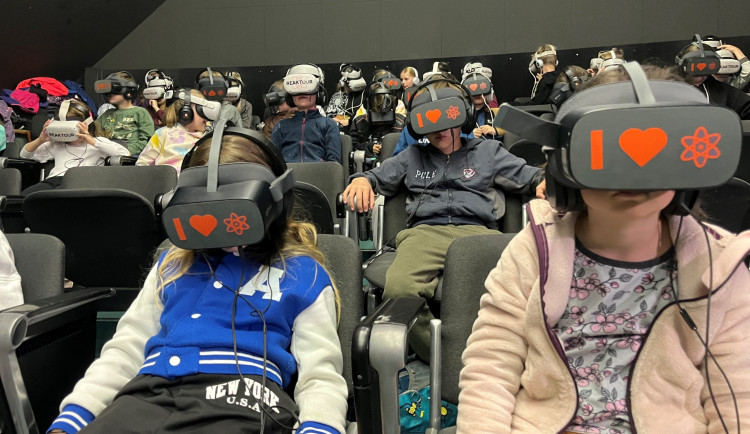 Místo kroužkování ptáků si děti prohlédly Temelín ve virtuální realitě