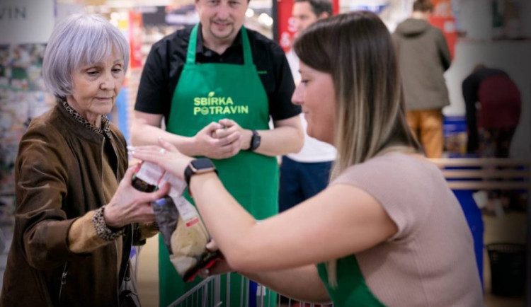 Dnes probíhá potravinová sbírka v kamenných obchodech. Nejvíce jsou potřeba trvanlivé potraviny a drogerie