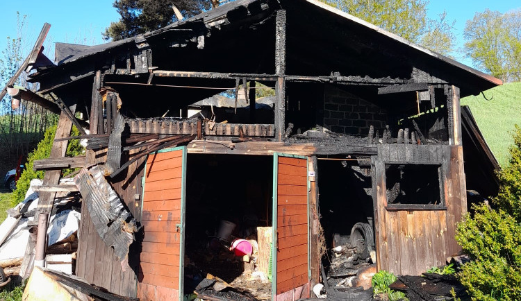 Noční drama v Hostinném: Hořící kůlna ohrožovala bytový dům, hasiči zasáhli včas