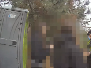 VIDEO: Parta dívek se opíjela na dětském hřišti. Před strážníky se schovaly na záchod