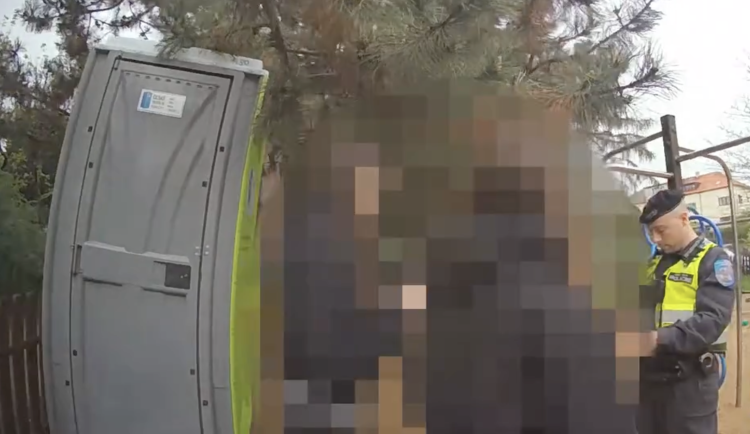 Dívky popíjely vodku s limonádou.