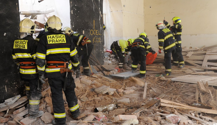 Při nehodě se zranili tři dělníci.