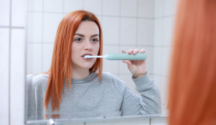 Jak na zdravé zuby bez kazů? Pravidelné čištění a kontroly u zubaře, ženy musí být kvůli hormonům důkladnější