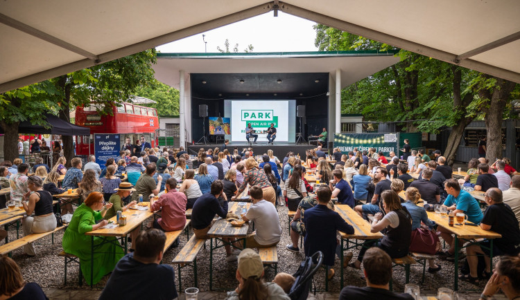 Pivní zahrádka v Riegrových sadech bude končit koncerty v devět večer