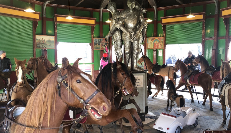 Figury koní jsou potaženy pravou kůží.