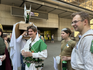 FOTOGALERIE: Hod obří sirkou a pivo na ex. Pochodem Prahou začal Studentský majáles