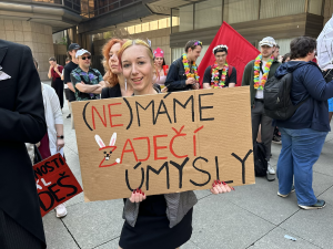 FOTOGALERIE: Hod obří sirkou a pivo na ex. Pochodem Prahou začal Studentský majáles