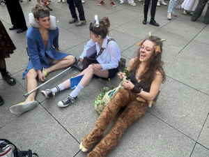 FOTOGALERIE: Hod obří sirkou a pivo na ex. Pochodem Prahou začal Studentský majáles