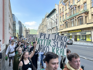 FOTOGALERIE: Hod obří sirkou a pivo na ex. Pochodem Prahou začal Studentský majáles