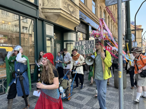 FOTOGALERIE: Hod obří sirkou a pivo na ex. Pochodem Prahou začal Studentský majáles