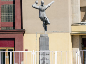 Máchovu sochu na Petříně opravili za peníze ze sbírky, na řadě je hokejista na Výstavišti