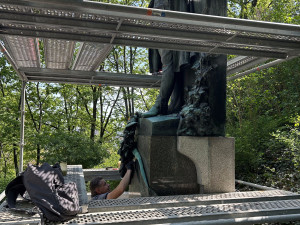 Máchovu sochu na Petříně opravili za peníze ze sbírky, na řadě je hokejista na Výstavišti