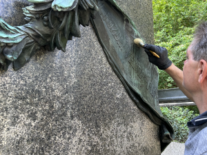 Máchovu sochu na Petříně opravili za peníze ze sbírky, na řadě je hokejista na Výstavišti