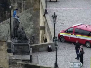 VIDEO: Muž se chtěl zabít skokem z Karlova mostu, rozmluvili mu to policisté